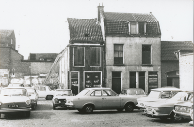 863505 Gezicht op slooppanden in de Oranjestraat in Wijk C te Utrecht; de plekken waar panden gesloopt zijn worden ...